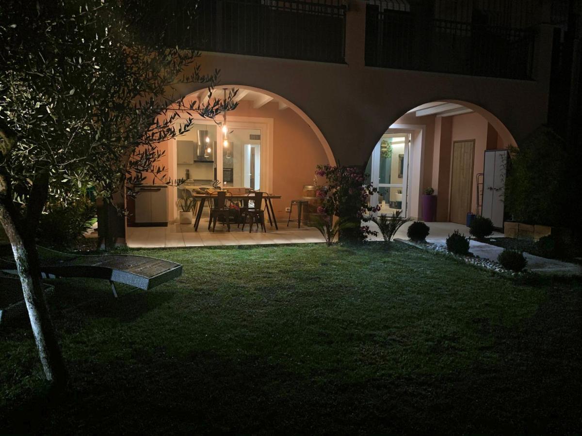 Apartment Charme And Relax With Garden And Swimming Pool Десенцано дел Гарда Екстериор снимка